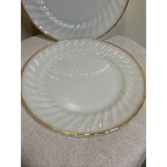 Vintage Anchor Hocking Golden Shell 10" Dinner Plate Milk Glass w/Gold Trim - Picture 3 of 8